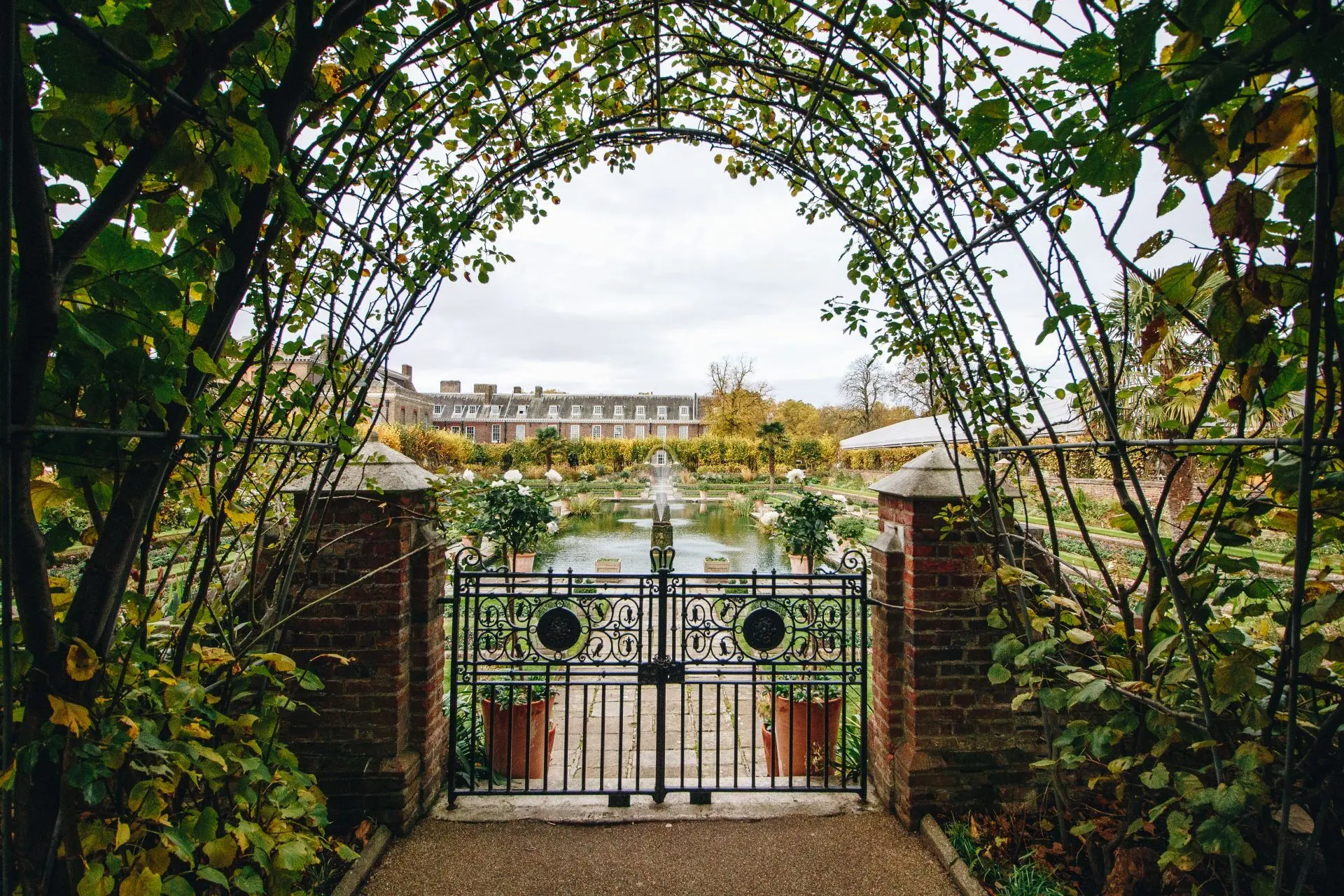 beautiful-view-of-the-royal-kensington-gardens-in-2025-02-02-14-47-29-utc