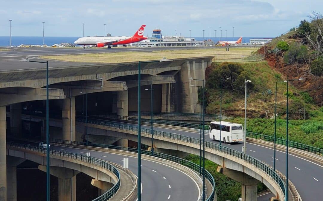 Your Convenient Minibus to Gatwick Airport: Booking Made Easy